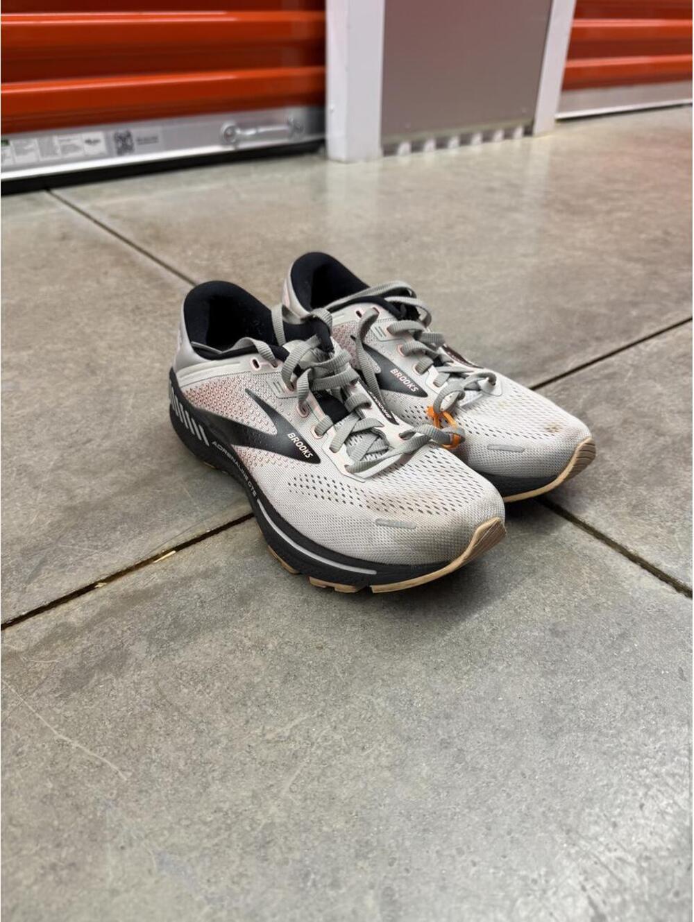 Brooks Adrenaline GTS 22 black and grey running shoes size 7 WOMENS